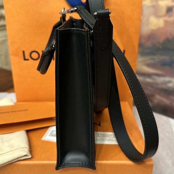 Authentic Louis Vuitton P. Sac Plat Epi Noir - Picture 7 of 17